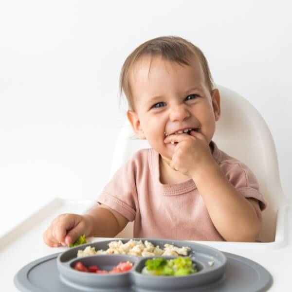 Señales de que tu bebé está listo para comenzar con alimentos